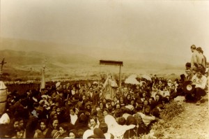 1923. La Virgen de Flores entrando en Encinasola, por la Hoya de La Fuente.
