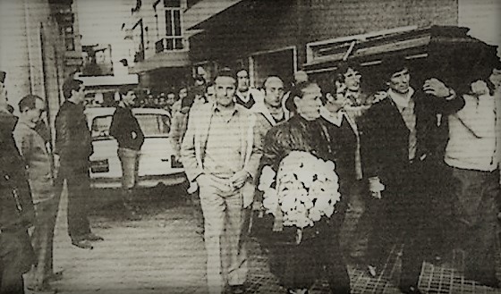 Fotografía publicada por los medios de comunicación del entierro de Juan Flores. Enero de 1985.
